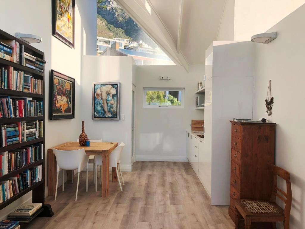 Bright Camps Bay Loft With Stunning Views And Shared Pool Apartamento Cidade Do Cabo Exterior foto