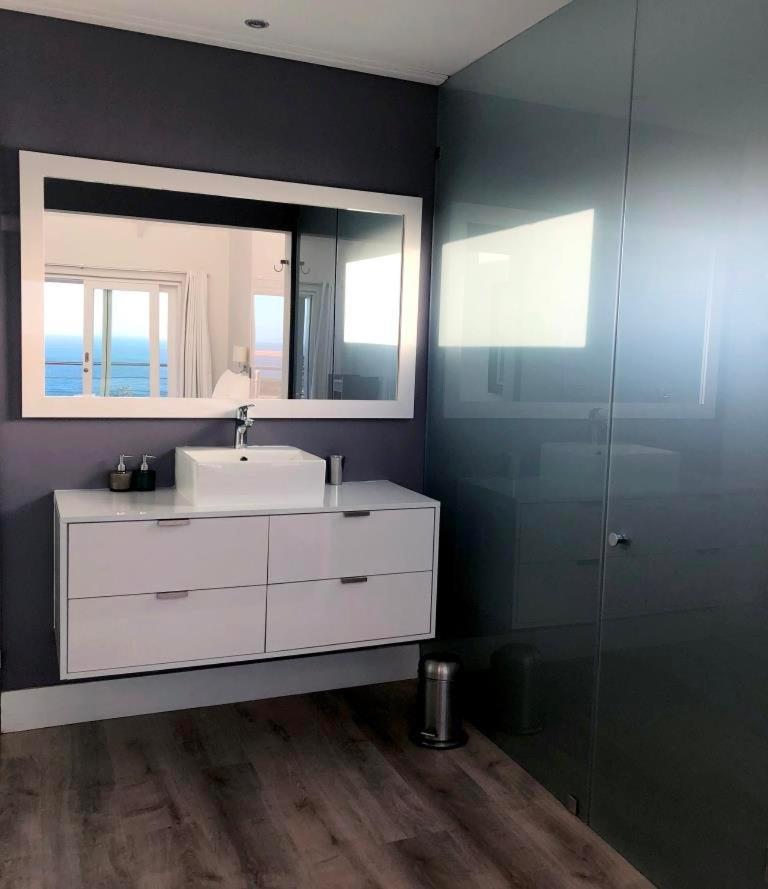 Bright Camps Bay Loft With Stunning Views And Shared Pool Apartamento Cidade Do Cabo Exterior foto