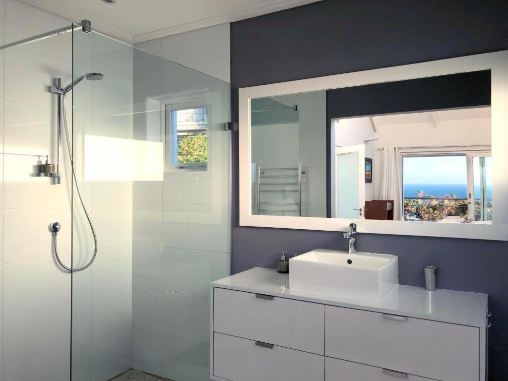 Bright Camps Bay Loft With Stunning Views And Shared Pool Apartamento Cidade Do Cabo Exterior foto
